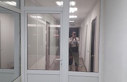 Перегородка из профиля ПВХ с дверью.  tab