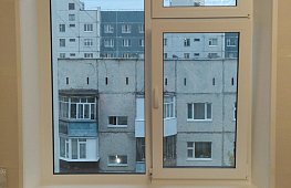 Энергосберегающие окна REHAU GRAZIO дополнили ручками Roto SWING и подоконником с акриловым покрытием DANKE. Получилось Стильно. tab