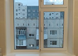 Энергосберегающие окна REHAU GRAZIO дополнили ручками Roto SWING и подоконником с акриловым покрытием DANKE. Получилось Стильно.