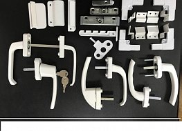 Декоративные накладки – 150,00
Балконная защелка + цапфа защелки – 480,00
Крепление москитных сеток (1 комплект) – 250,00
Ручка оконная белая – 300,00