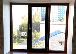 Ламинация изнутри золотой дуб  + подоконник в цвет, отделка откосов из сендвича 10 мм, энергосбнрегающий стеклопакет, фурнитура ROTO. 