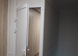Из алюминия системы КП 45, заполнение сендвич 24 мм.